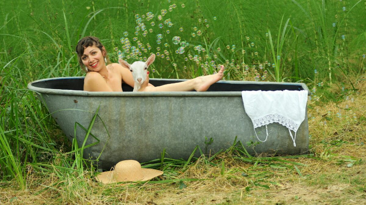 Contre le cancer du sein, des agricultrices se déshabillent pour un  calendrier sexy : Femme Actuelle Le MAG