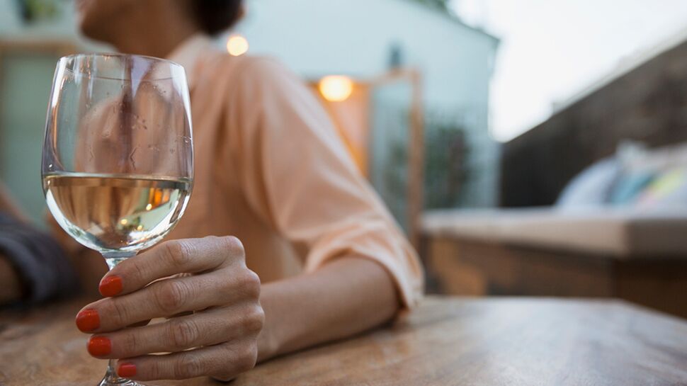 Cancer du sein : un seul verre de vin par jour augmenterait les risques