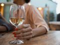 Cancer du sein : un seul verre de vin par jour augmenterait les risques