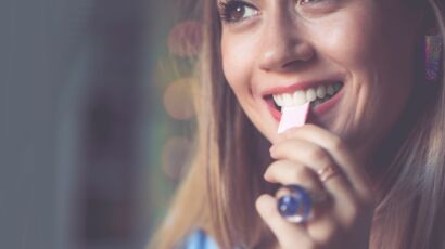 5 astuces géniales pour retirer du chewing-gum collé sous les chaussures :  Femme Actuelle Le MAG