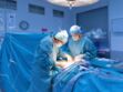 Un chirurgien oublie un gant et cinq compresses dans le ventre d'une patiente