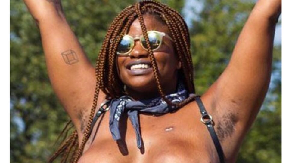 Après une double mastectomie, elle pose topless lors d'un festival
