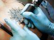 L'encre des tatouages s'infiltre jusque dans les ganglions : quels risques pour la santé ?