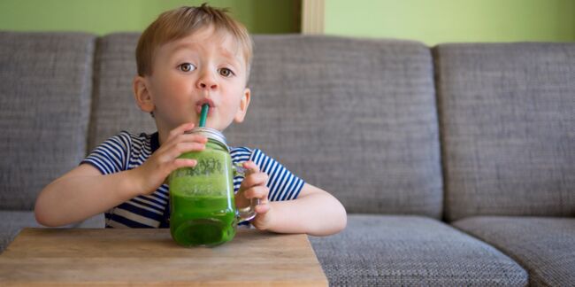 Enfants : attention au sucre dans les jus de fruits et les smoothies