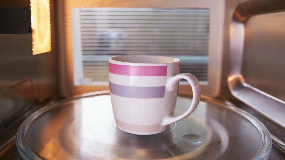 Non, faire chauffer le thé au micro-ondes n’est pas (totalement) une hérésie