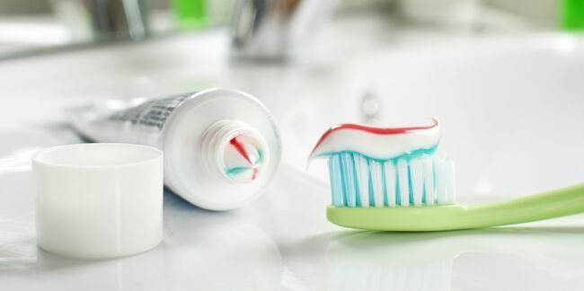 Faut-il vraiment se brosser la langue à chaque fois qu'on se lave les dents ?