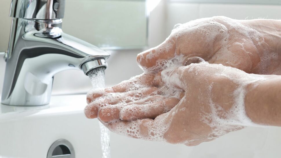 Hygiène des mains : préférez le savon ordinaire au gel antibactérien