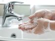 Hygiène des mains : préférez le savon ordinaire au gel antibactérien