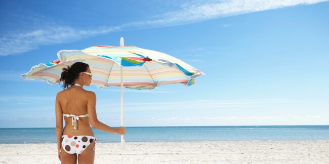 Soleil : le parasol protège moins bien que la crème solaire