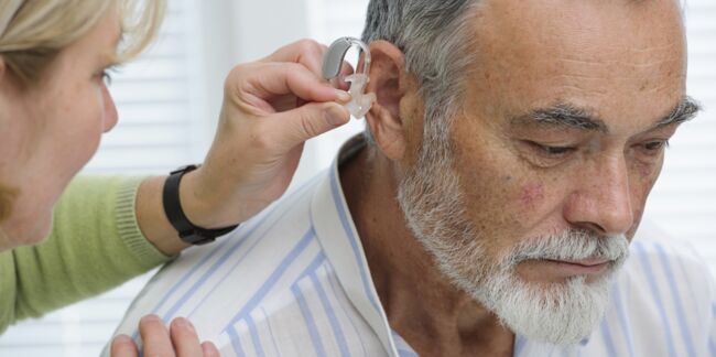 Le port de prothèses auditives ralentirait le déclin cognitif selon l'Inserm