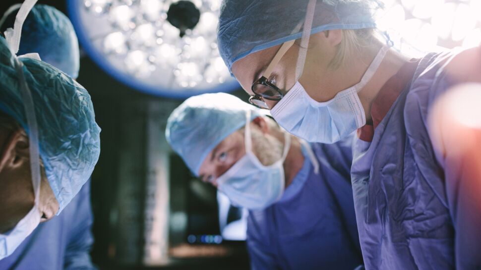 Un homme subit une opération de la carotide sans anesthésie