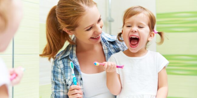 La santé dentaire du bébé prédit par l'état des dents de la mère