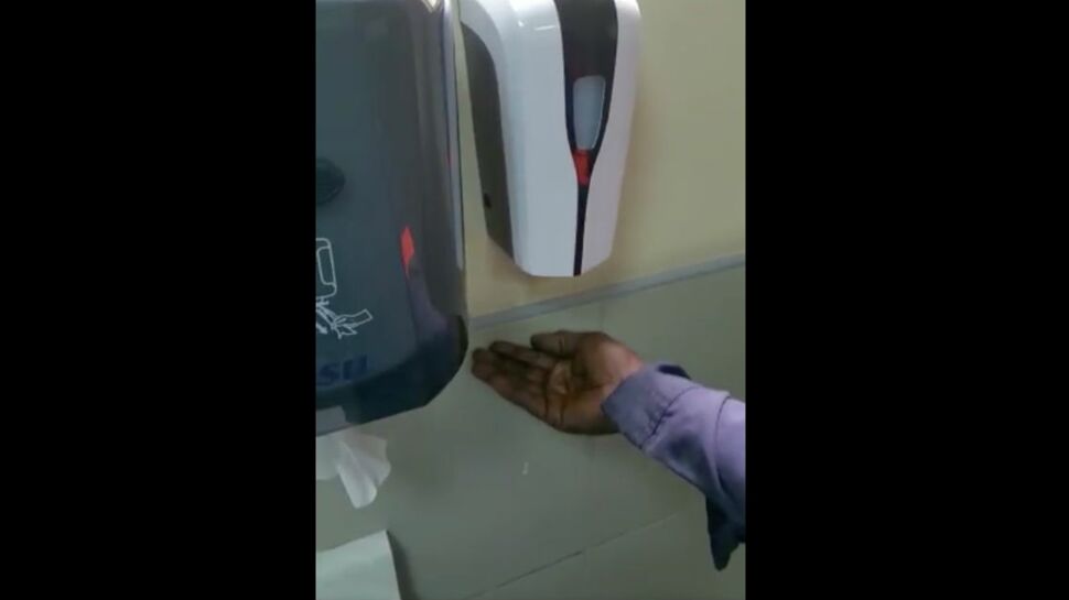 L’étrange histoire du "savon raciste" : ce distributeur automatique ne fonctionne que sur les mains blanches