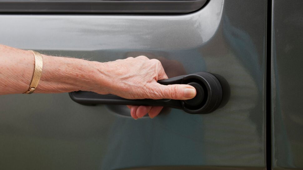 Sécurité routière : un macaron sur les voitures des seniors pour prévenir les accidents