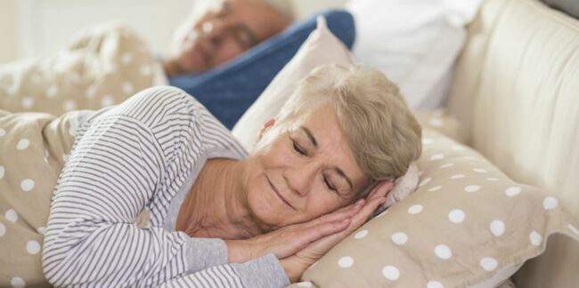 Seniors : un sommeil de qualité, le secret pour rester jeune ?