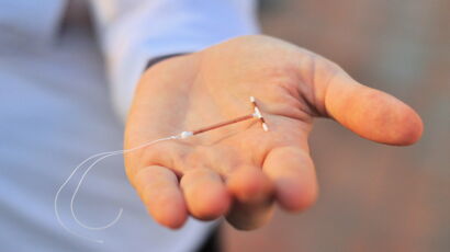 Un Bebe Pose Avec Le Sterilet Qui Aurait Du L Empecher De Voir Le Jour Femme Actuelle Le Mag