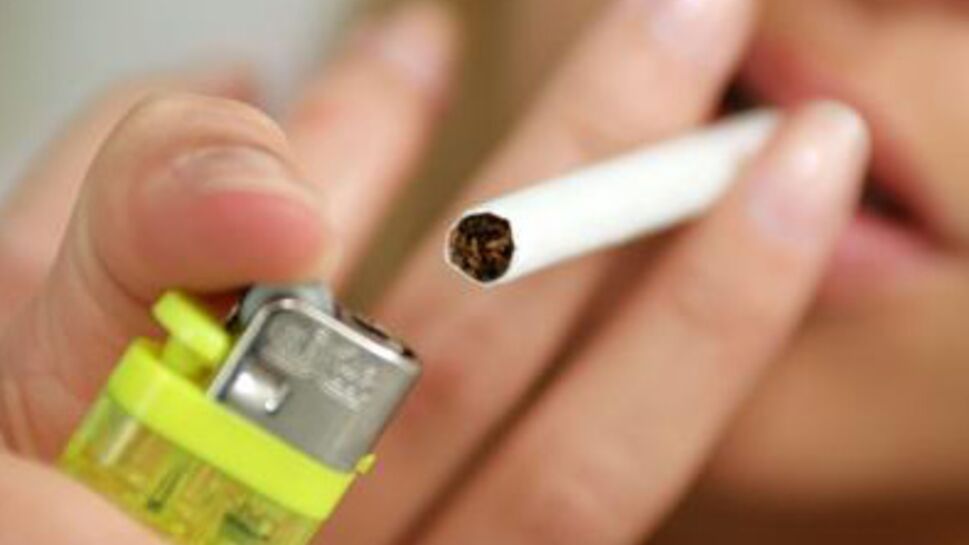 L'interdiction de fumer dans les lieux publics est maintenue