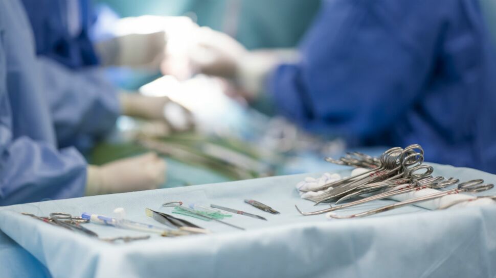 Un chirurgien jugé pour avoir gravé ses initiales sur le foie de ses patients