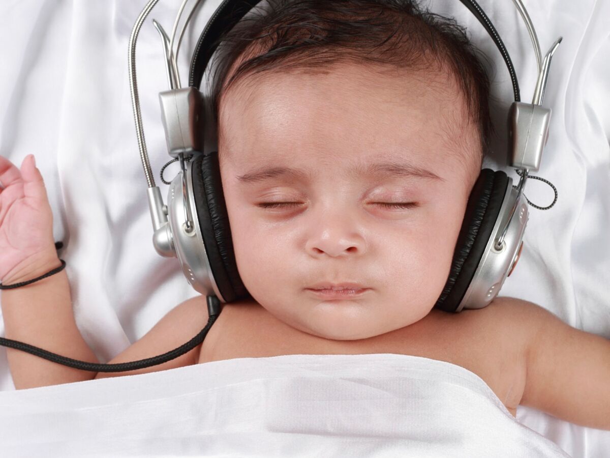 10 % des enfants en bas âge s'endorment avec un casque ou des