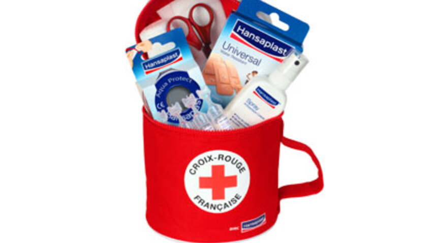 Une Trousse De Secours Vendue Au Profit De La Croix Rouge Femme Actuelle Le Mag
