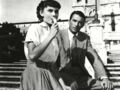 Dans Vacances romaines (1954), Gregory Peck, le reporter, tombe amoureux d'Audrey Hepburn, la princesse