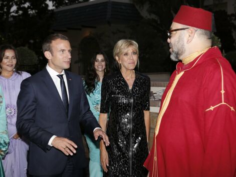 Brigitte Macron en longue robe noire scintillante pour rompre le jeune au Maroc
