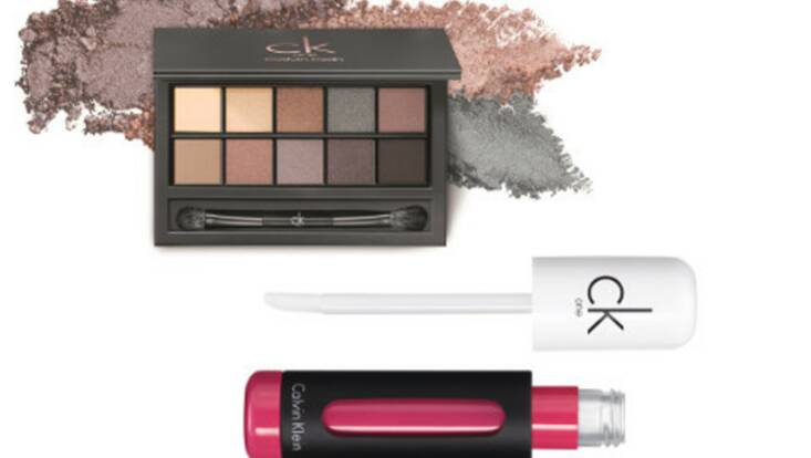 Regard nude et lèvres pop chez Calvin Klein