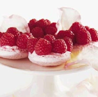 Macarons Aux Framboises Mascarpone Parfume A La Rose De Guy Martin Decouvrez Les Recettes De Cuisine De Femme Actuelle Le Mag