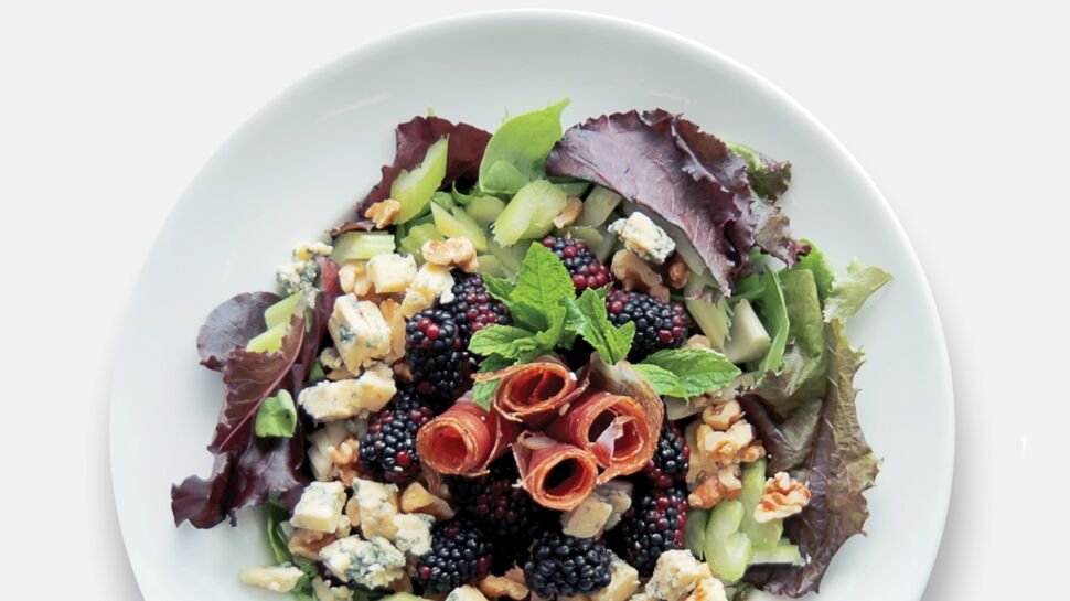 Salade speck, bleu, mûres et céleri