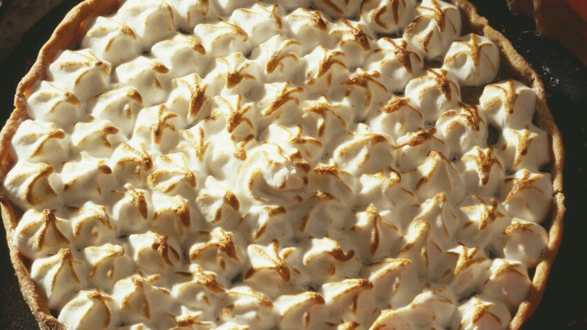 Tarte A La Rhubarbe Meringuee Decouvrez Les Recettes De Cuisine De Femme Actuelle Le Mag