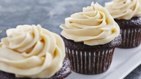 Cupcake framboise glaçage au chocolat blanc rapide : découvrez les