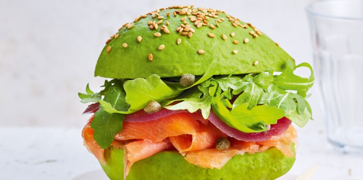 Burgers D Avocats Saumon Fume Et Pickles D Oignon Rouge