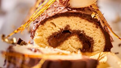 Buche Roulee Aux Poires Caramel Et Chocolat Decouvrez Les Recettes De Cuisine De Femme Actuelle Le Mag