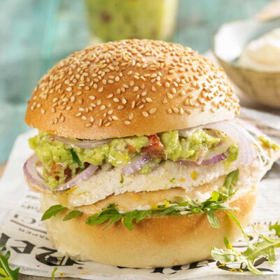 Burger Au Poulet Et Avocat Decouvrez Les Recettes De Cuisine De Femme Actuelle Le Mag