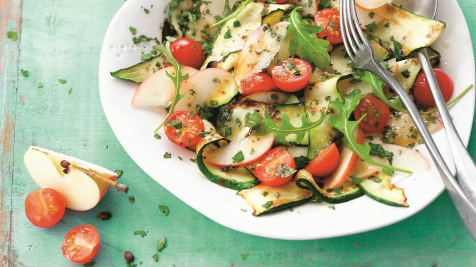 Salade aux courgettes grillées, pommes et tomates cerise