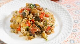 Salade de riz noir au concombre et tomates zébrées vertes de France