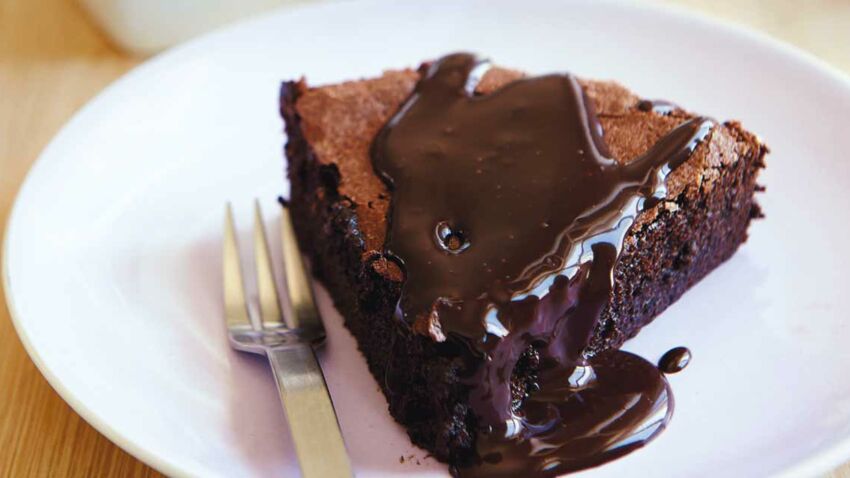 La tarte moelleuse au chocolat (qui déchire) nappée de caramel