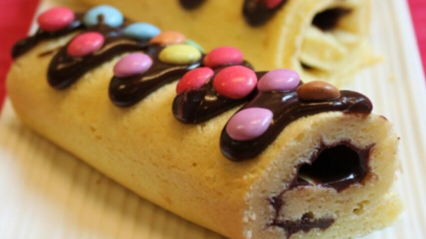 Gateau Roule Au Chocolat Et Aux Smarties Decouvrez Les Recettes De Cuisine De Femme Actuelle Le Mag