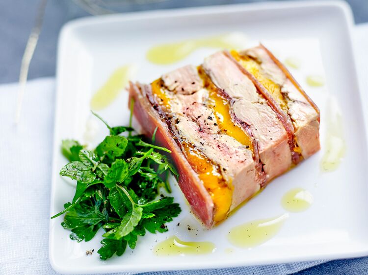 Terrine de foie gras poêlé, mangue, Jambon de Bayonne Aoste et gelée de sauternes au poivre de Timut : découvrez les recettes de cuisine de Femme Actuelle Le MAG