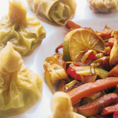 Raviolis chinois et légumes sautés au wok-image