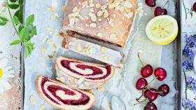 Gâteau frais à la faisselle et sa compotée de cerises rapide