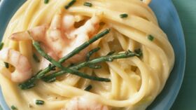 Spaghettis à l'encre de seiche et Saint-Jacques rôties : découvrez