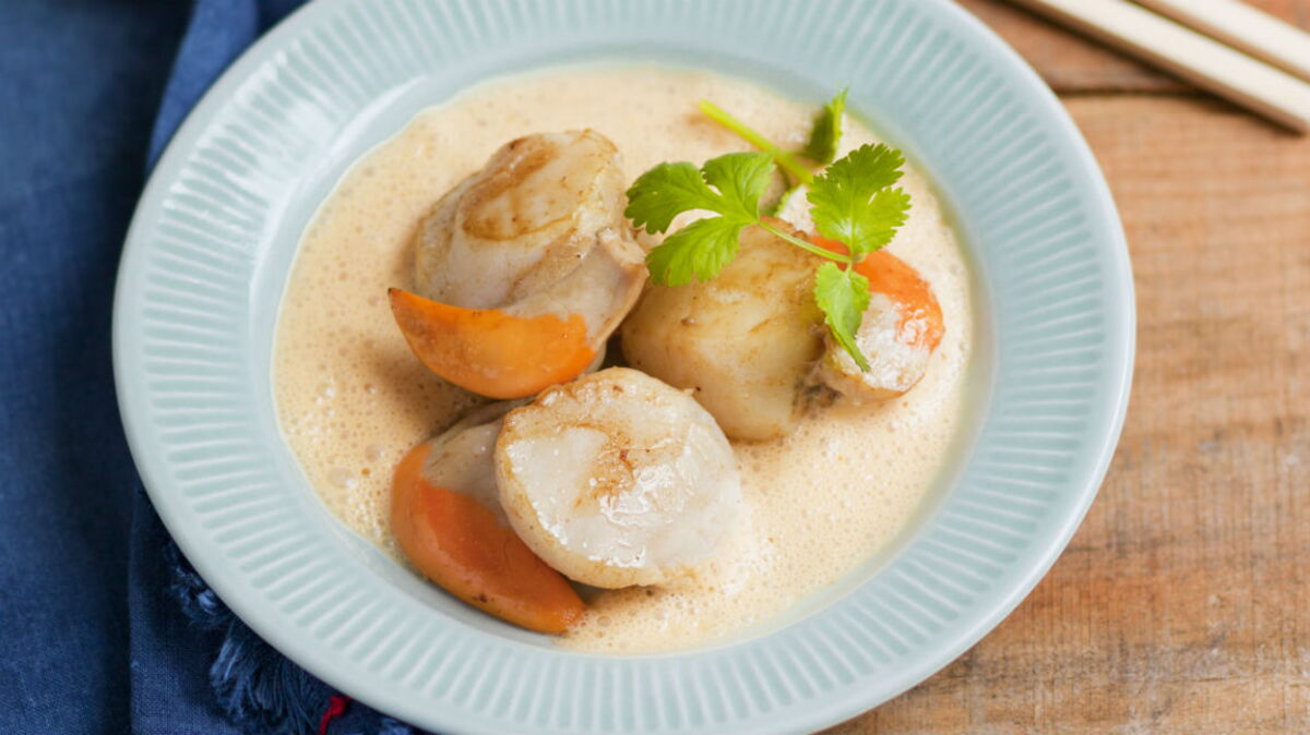 Coquille Saint-Jacques au lait de coco façon thaï : découvrez les
