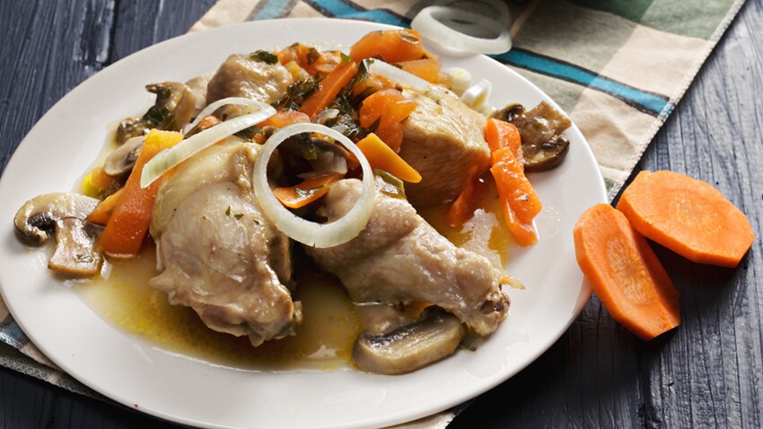 Fricassee De Poulet Aux Champignons Et Petits Oignons Decouvrez Les Recettes De Cuisine De Femme Actuelle Le Mag