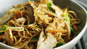 Soupe chinoise aux nouilles et poulet rapide : découvrez les recettes de  cuisine de Femme Actuelle Le MAG