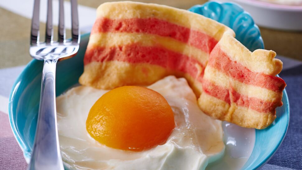 Entremets aux abricots et sablés bicolores, comme des œufs sur le plat et bacon