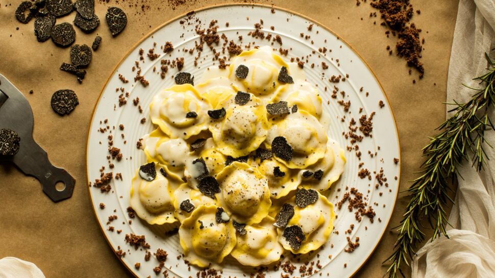 Ravioli gorgonzola aux éclats de noix, avec crème au taleggio et à la truffe