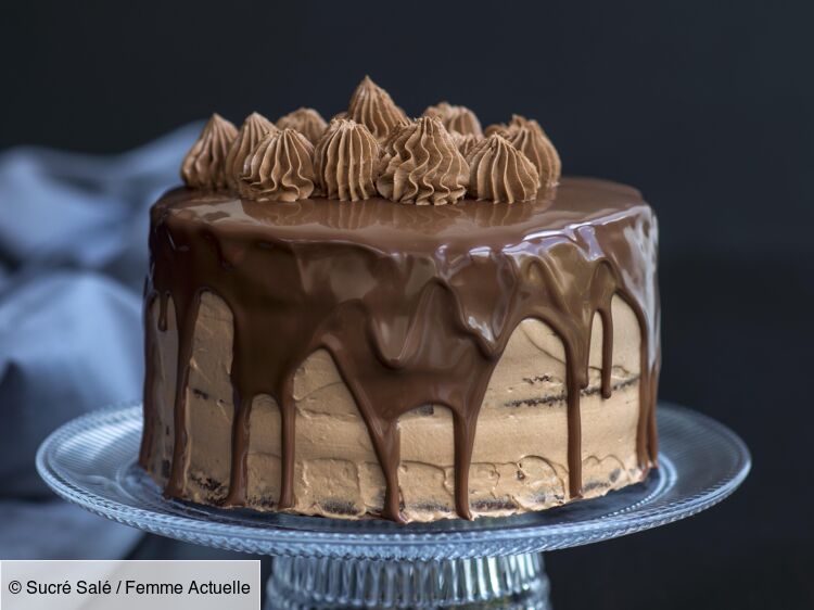Montage d'un layer cake kinder bueno avec ganache montée chocolat