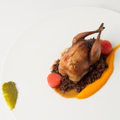 Caille braisé, quinoa épicé, muesli de céréales et fruits secs de Pierre Augé-image