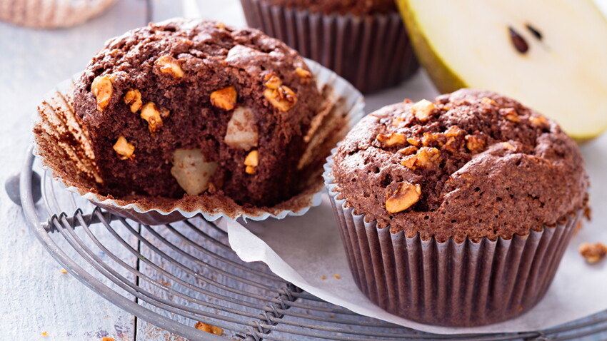 Muffins Chocolat Aux Poires Pochees Et Noisettes Caramelisees Decouvrez Les Recettes De Cuisine De Femme Actuelle Le Mag